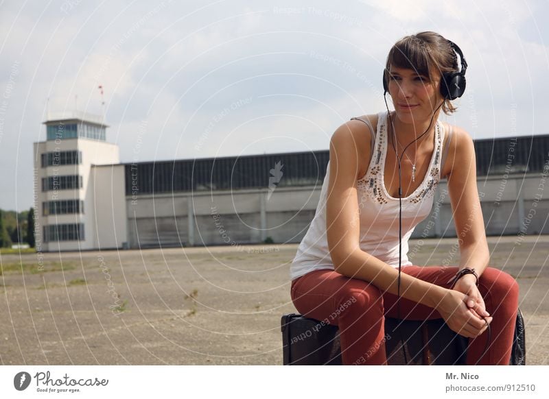 listen Lifestyle Ferien & Urlaub & Reisen MP3-Player feminin Junge Frau Jugendliche 1 Mensch 18-30 Jahre Erwachsene Stadt Industrieanlage Flughafen Bauwerk