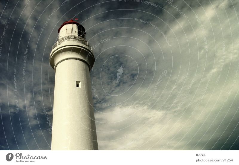 Der Turm am Meer III Farbfoto Gedeckte Farben Außenaufnahme Textfreiraum rechts Textfreiraum Mitte Abend Froschperspektive Ferne Freiheit Himmel Wolken Wind