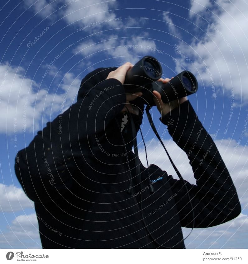 Ja wo isser denn... kalt frieren Kapuze Jacke Winter Nordpol Ausflug Antarktis Südpol Wissenschaftler Wolken Mütze Wind Eis erfrieren Fernglas spionieren Suche