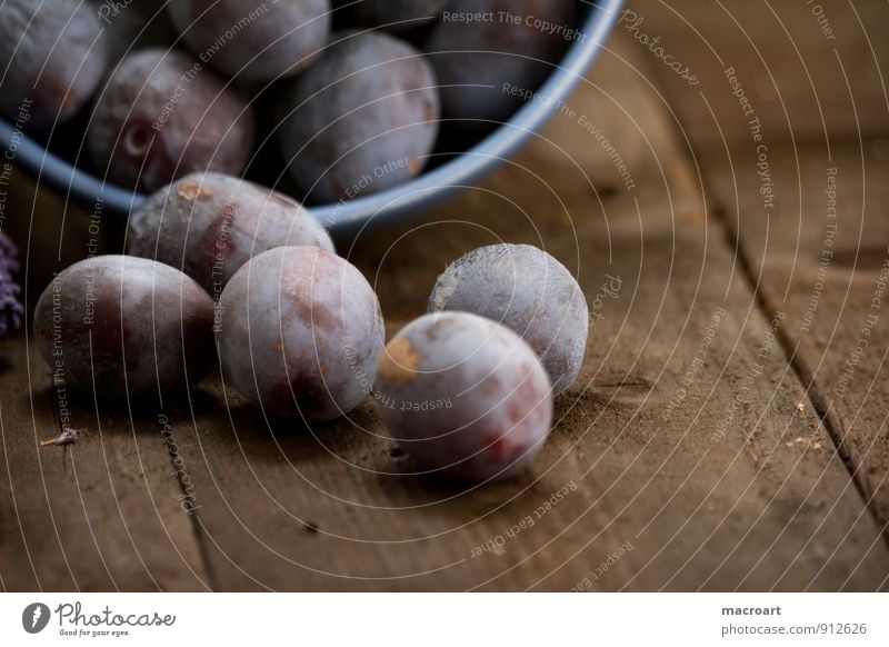 Pflaumen Frucht landhausstil reif blau Gesunde Ernährung Holzbrett Tischplatte Holztisch altehrwürdig Schalen & Schüsseln Porzellan Geschirr Keramik müslischale