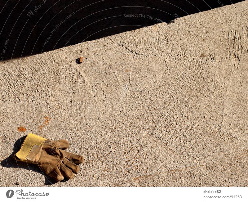 Arbeiterlos Handschuhe verloren Baustelle Arbeit & Erwerbstätigkeit Beton Tanzfläche Finger Handwerk Arbeiterhandschuh glove Schutz lost work sun Bodenbelag