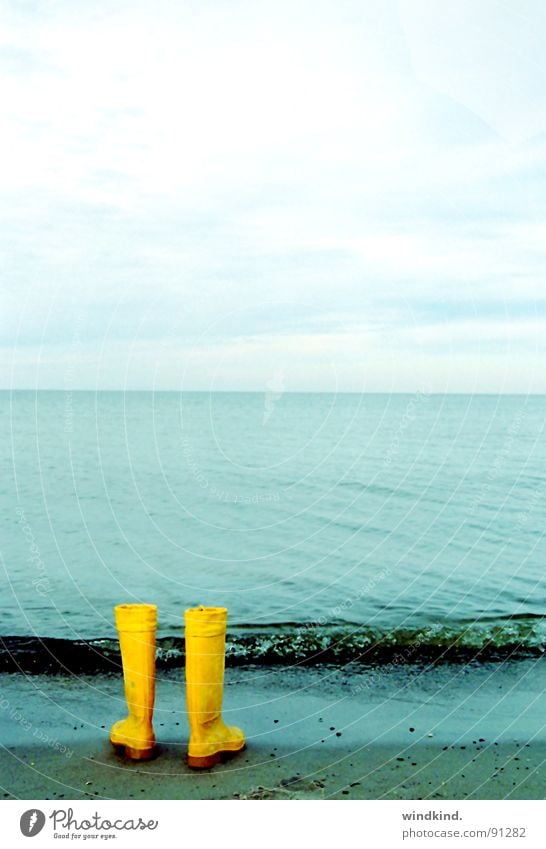 long gone Meer gelb Gummistiefel See Trauer Flucht träumen Wunsch Wellen Brandung Stiefel Wolken zyan zurücklassen Strand Küste blau Wasser Himmel Traurigkeit