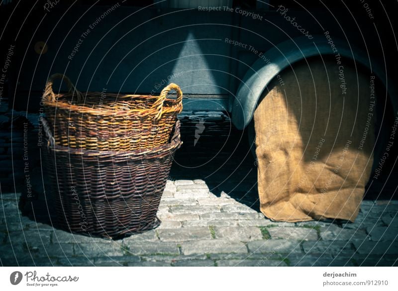 Wohlfühloase / Sonnenschutz, ein Autorad abgedeckt mit einem Sack. Daneben stehen zwei Körbe. Markt - Tag in Rothenburg ob der Tauber. harmonisch