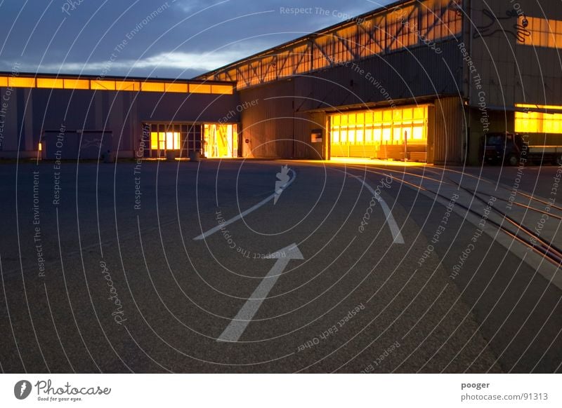 Up To Industry Licht Lagerhalle kalt Industrie Hafen Verkehrswege Pfeil Technik & Technologie Abend Straße Architektur