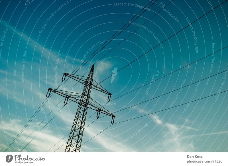 Elektrische Erinnerungen Elektrizität edel dünn zierlich offen Draht Strommast aufregend Bauwerk Froschperspektive unten zentral Mitte Geometrie Industrie