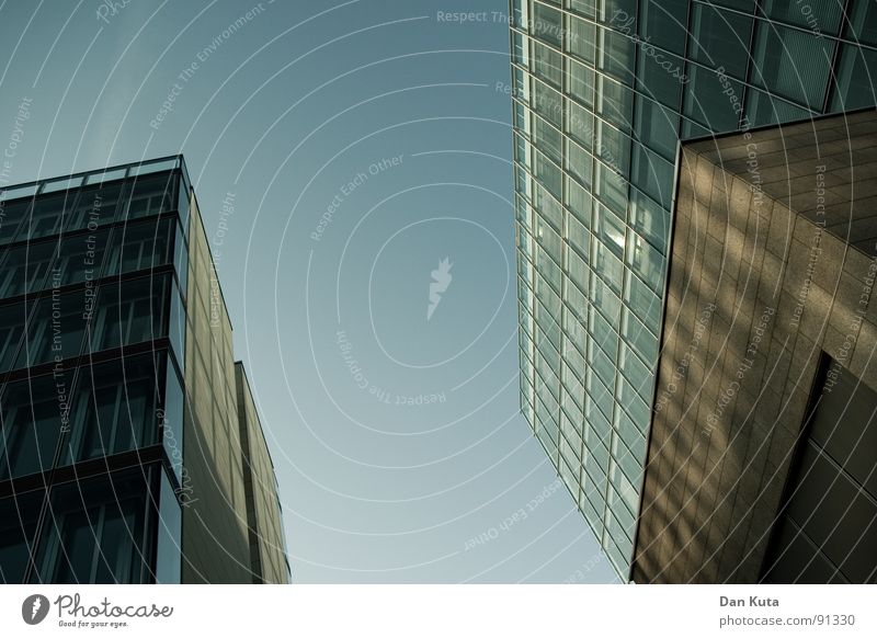 Kribbeln im Haus Geldinstitut Gegenteil Gebäude Fenster hoch standhaft Mitte modern Vorderseite Perspektive Himmel blau Glas aufwärts gegenüber Konkurrenz