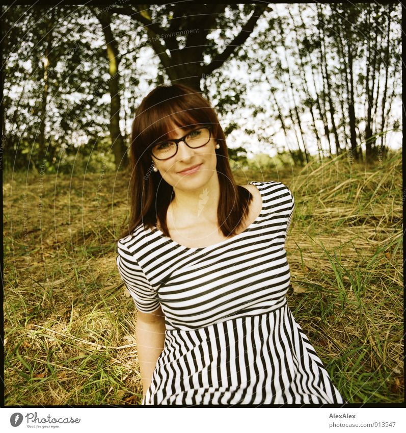 Hallo! Ausflug Junge Frau Jugendliche Grübchen 18-30 Jahre Erwachsene Natur Landschaft Schönes Wetter Baum Gras Sträucher Kleid gestreift Brille rothaarig