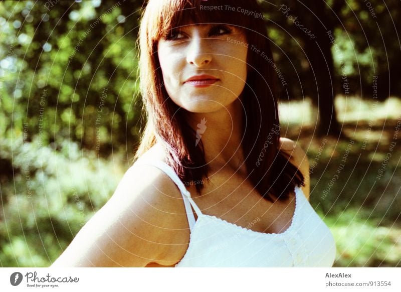 Portrait Ausflug Sommer Junge Frau Jugendliche Gesicht Grübchen 18-30 Jahre Erwachsene Natur Landschaft Schönes Wetter Baum Sträucher Kleid rothaarig langhaarig