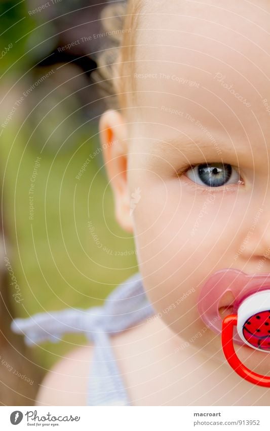 Strenger Blick Kind Baby Kleinkind Mädchen Schnuller Auge blond Locken Frau feminin Kopf Porträt Hälfte Teilung Jugend