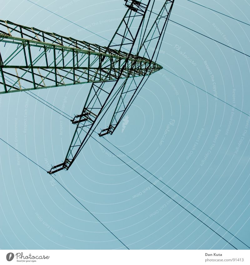 Hoch-Spannung Elektrizität edel dünn zierlich offen Draht Strommast aufregend Bauwerk Leitung Froschperspektive unten zentral Mitte Geometrie auf dem Kopf