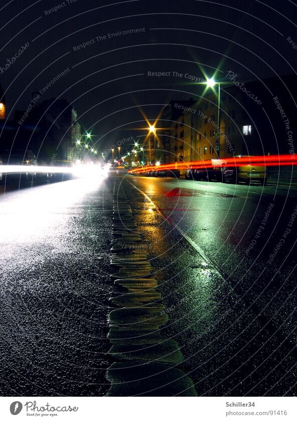 LICHTSPIELE II Asphalt Beton Reflexion & Spiegelung Licht Haus Laterne Lampe Ampel Verkehr gelb violett dunkel weiß schwarz Fenster Balkon Eingang Hauseingang