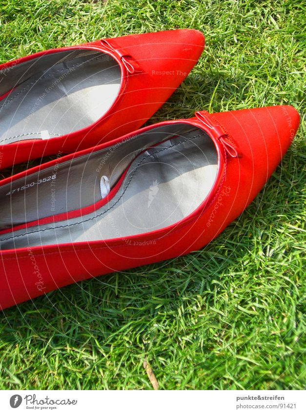 Sommertag Schuhe Gras Wiese rot grün Tanzen Glück