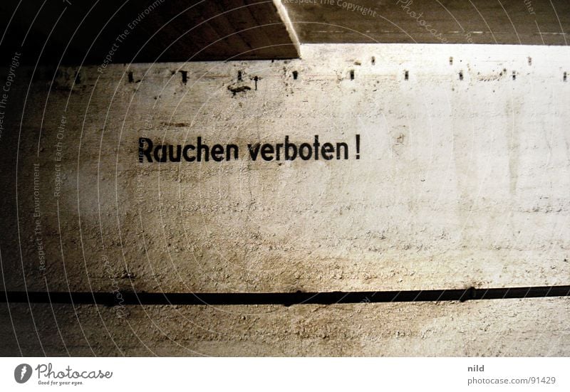 Titel siehe Bild Verbote Rauchen verboten Wand Typographie Nichtraucher Industrie verfallen Buchstaben Schriftzeichen Einsamkeit Hinweisschild