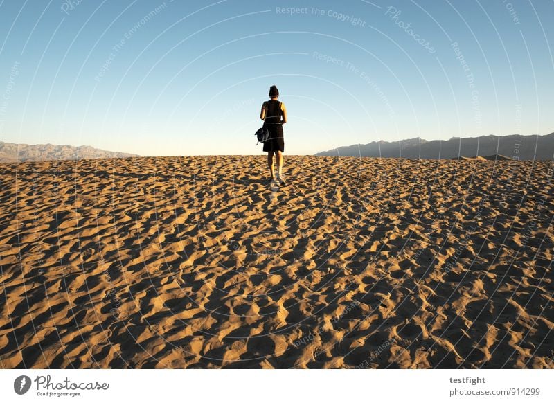 guten morgen feminin Junge Frau Jugendliche 1 Mensch 30-45 Jahre Erwachsene Umwelt Natur Landschaft Wolkenloser Himmel Sonne Wüste Death Valley National Park