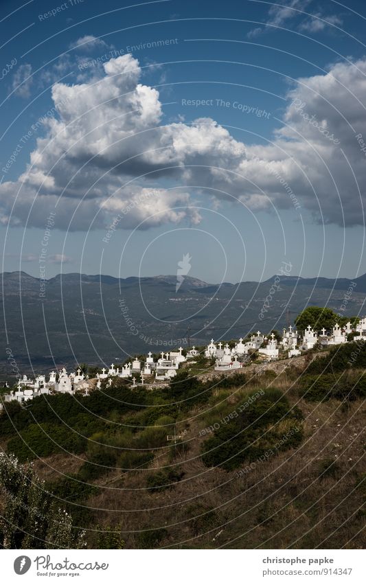 Dem Himmel so nah Wolken Hügel Berge u. Gebirge Dorf Traurigkeit Trauer Tod Glaube Religion & Glaube Friedhof Christliches Kreuz Christentum Orthodoxie Grabmal