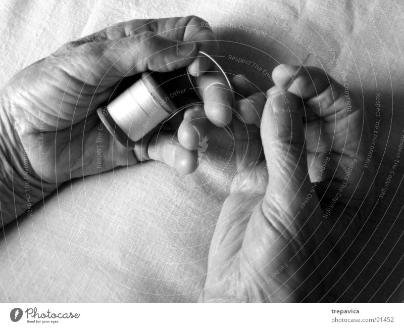 naehen Nähen Hand Arbeit & Erwerbstätigkeit Mann schwarz weiß Rolle Frau Senior Handwerk Schwarzweißfoto Nähgarn hands fingers Mensch handmade b&w skin Haut