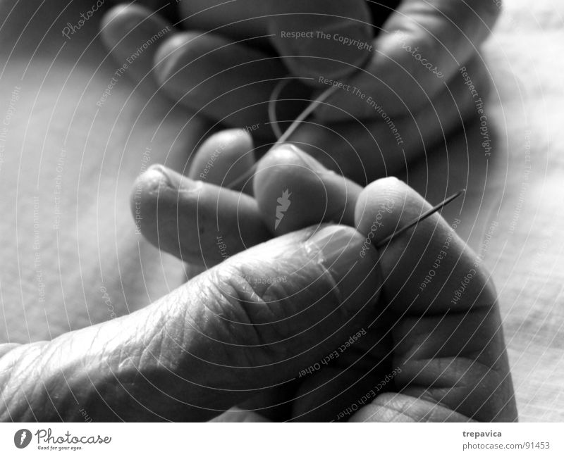 naehen I Nähen Hand Arbeit & Erwerbstätigkeit Mann schwarz weiß Rolle Frau Senior Handwerk Schwarzweißfoto Nähgarn hands fingers Mensch handmade b&w skin Haut