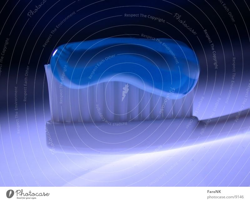 Zahnbürste Zahncreme Makroaufnahme Nahaufnahme blau