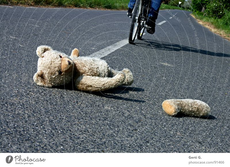 crash test teddy Unfall Erste Hilfe Verkehrsunfall Straßenmitte Fahrrad Fahrradreifen Spuren Teddybär Spielzeug Stofftiere verloren Mittelstreifen erstaunt