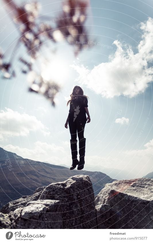 Bergluft Freizeit & Hobby Berge u. Gebirge Mensch feminin Junge Frau Jugendliche Erwachsene 1 Umwelt Natur Landschaft Himmel Sommer Schönes Wetter Alpen fliegen