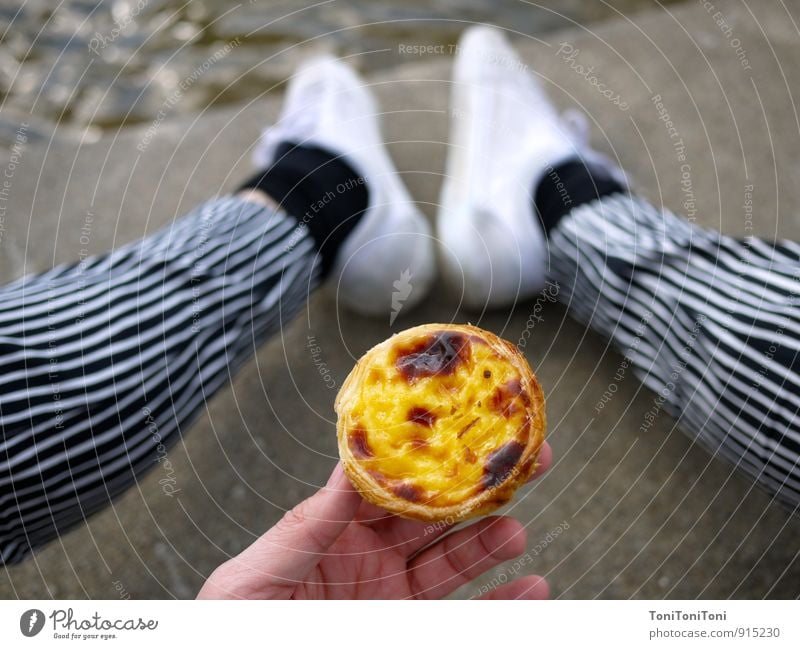 Pastel de Nata Zufriedenheit Sinnesorgane Ausflug Fahrradtour Sommer Essen feminin Leben Beine Fuß 1 Mensch Hose Stoff Schuhe Turnschuh Beton Erholung genießen