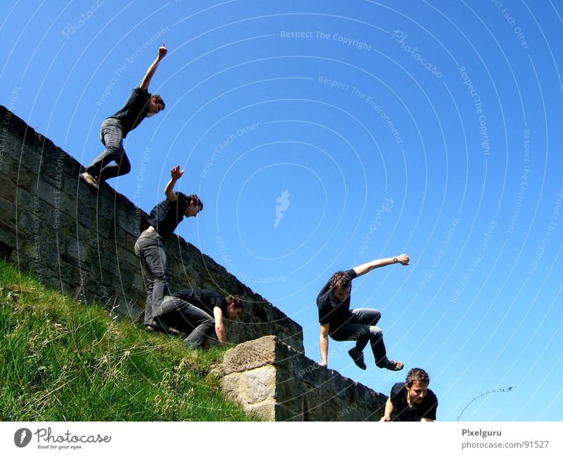 Parcour auf ner Wiese Le Parkour springen Mauer Sport Spielen Run Freude nichts zu tun Jump 'n' Run blau Himmel von der mauer auf die wiese Rasen