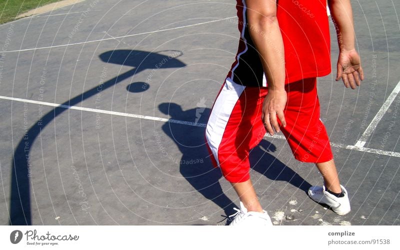 the player Korb Sport Ballsport rot Spielen Spielplatz Schulsport Typ Basketball Schatten werfen Linie game Bewegung