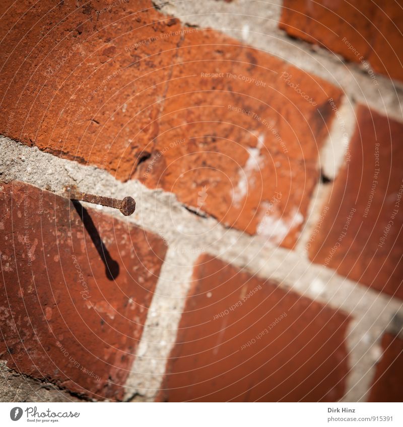 ... an den Nagel hängen! Dorf Stadt Haus Bauwerk Gebäude alt bauen fest braun grau orange silber Rettung Vertrauen Zusammenhalt nageln Notnagel Halt Halterung