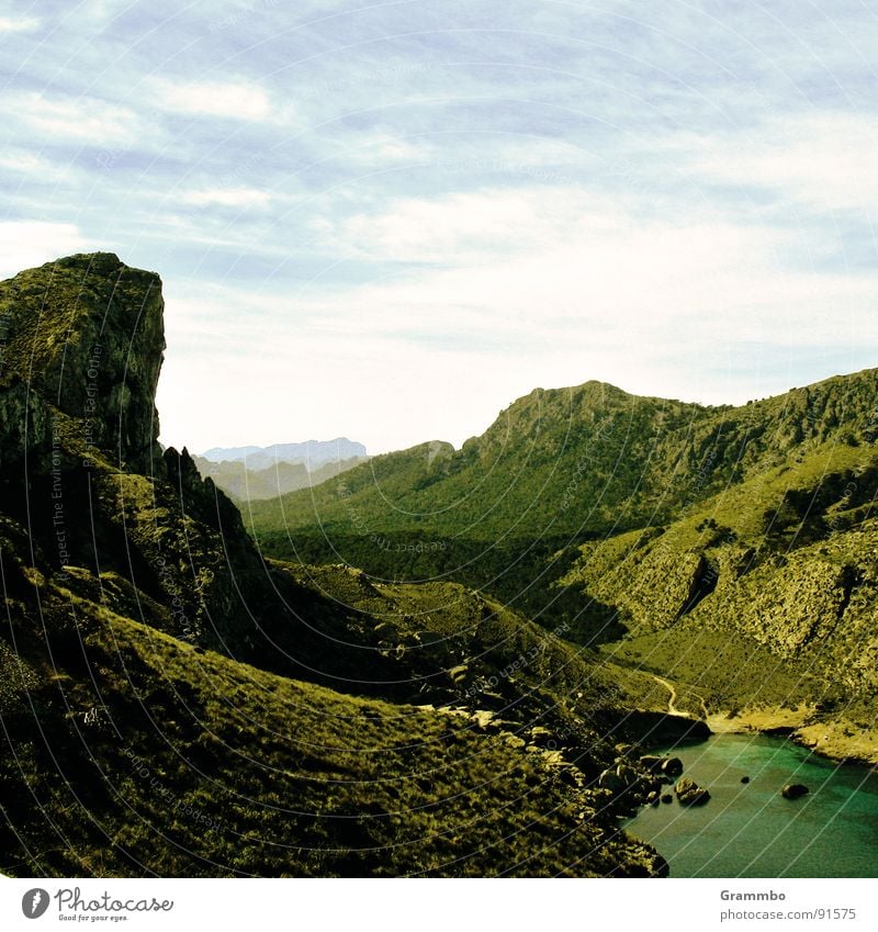 Winnetou (nicht im Bild) reitet aus grün Meer Ferne Ferien & Urlaub & Reisen Geröll Wiese Matten Frühling Sommer Sonne Auenland ruhig Berge u. Gebirge Tal Stein