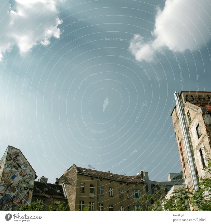 hinterhofidylle schön Wolken Klarheit Hinterhof Wohlgefühl Spielen harmonisch grinsen Himmel Erholung weich bis bald mal blau Schönes Wetter Freude Sonne