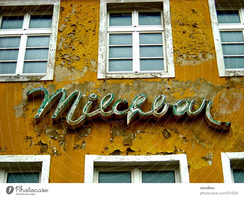 Trinkt mehr Milch Ruine Haus Vergangenheit Milchbar Bar verrotten fallen Ocker Trauer Fenster Leuchtreklame verfallen alt Verfall Stralsund Traurigkeit