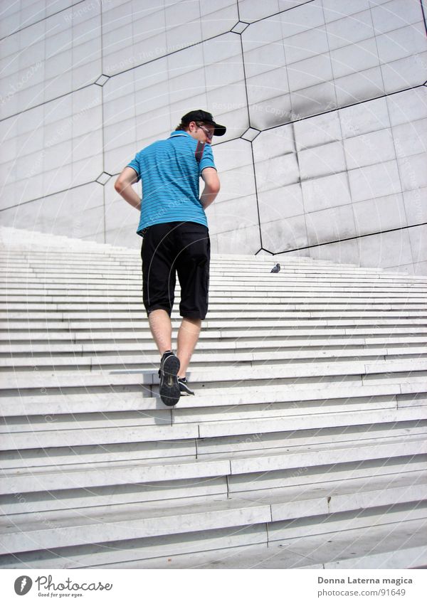 Treppensteiger grau Suche unterwegs Spanische Treppe Paris La Grande Arche Sommer Mann modern blau rückwärtsblickend