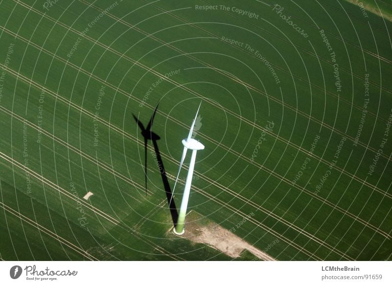 Mühle sucht Wind... Feld grün Landwirtschaft Elektrizität Wiese Luftaufnahme Windkraftanlage Energiewirtschaft Erneuerbare Energie Field agrarian mill windmill