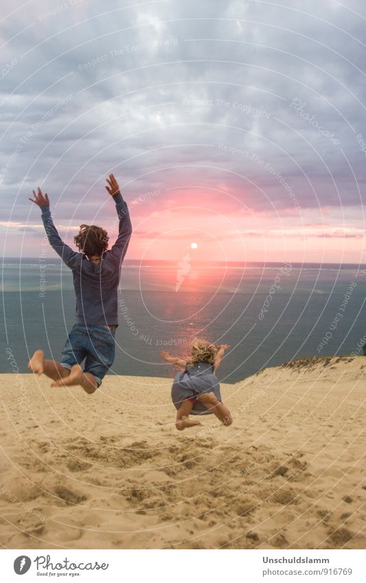 Sonnenfänger Mensch Kind Mädchen Junge Geschwister Familie & Verwandtschaft Kindheit Leben 2 Landschaft Gewitterwolken Sonnenaufgang Sonnenuntergang Sommer Meer