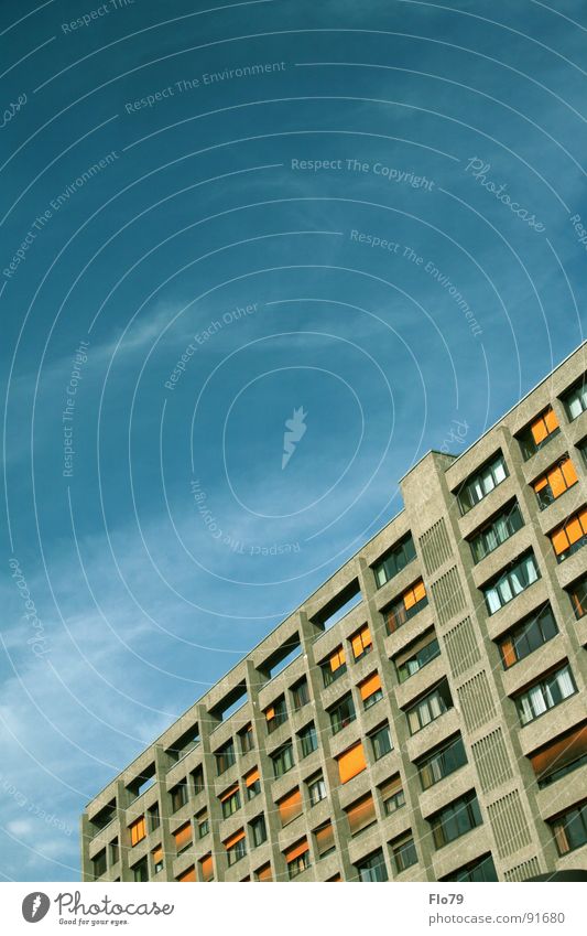 Urbankrankenhaus Haus Stadt Kreuzberg Plattenbau Hochhaus Beton Wohnung Etage trist Fenster Balkon türkis gelb himmlisch Himmel Wolken schlechtes Wetter Fernweh