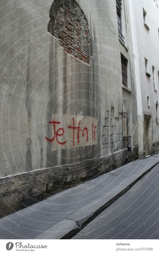 à Paris Gasse Wand Bordsteinkante Backstein dreckig verfallen rot Detailaufnahme Straße Gehsteig abbröckeln Graffiti Frankreich