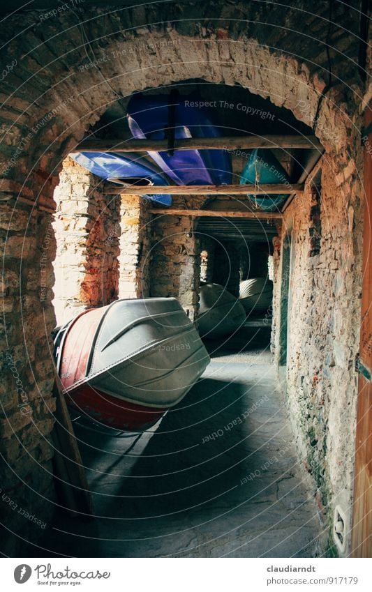 Boot vor der Tür Tellaro Italien Europa Dorf Fischerdorf Altstadt Haus Tunnel Architektur Fassade Fischerboot Motorboot Ruderboot alt historisch Gang