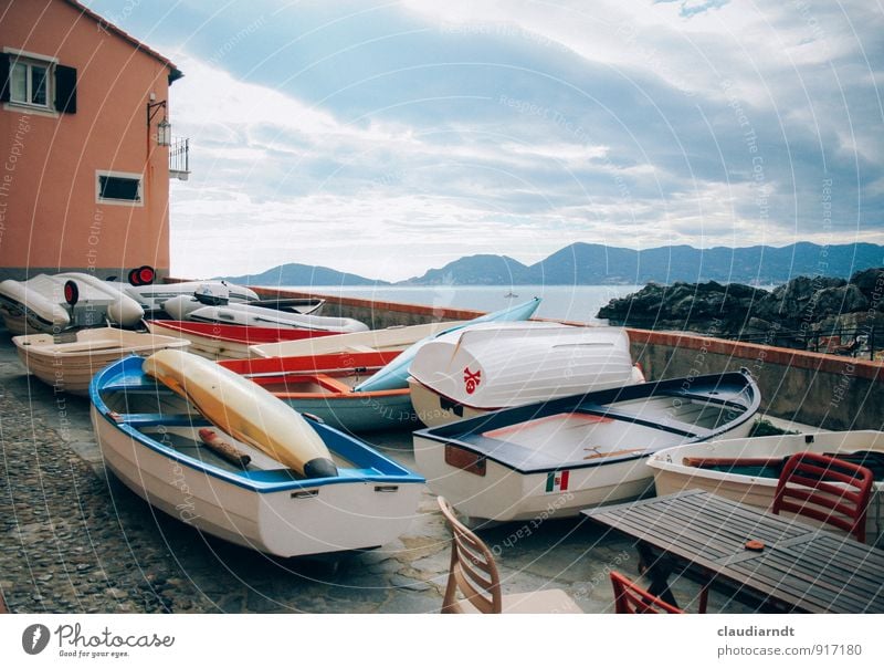 Auf dem Sonnendeck Tellaro Italien Europa Dorf Fischerdorf Altstadt Menschenleer Haus Platz Mauer Wand Terrasse Bootsfahrt Schlauchboot Beiboot Ruderboot