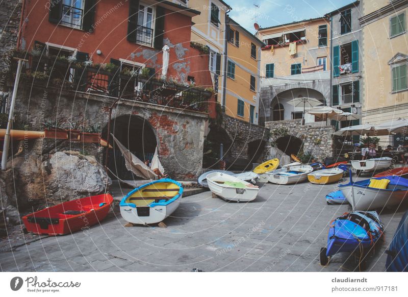 Anlegestelle Tellaro Italien Europa Dorf Haus Platz Gebäude Fassade Bootsfahrt Fischerboot Motorboot Ruderboot Wasserfahrzeug Kanu mehrfarbig Fischerdorf