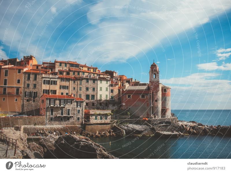 Tellaro Landschaft Wasser Himmel Wolken Sommer Schönes Wetter Felsen Küste Bucht Meer Mittelmeer Italien Europa Dorf Altstadt Haus Kirche Architektur Fassade