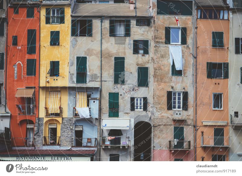 Alles Fassade Portovenere Italien Europa Dorf Fischerdorf Altstadt Haus Gebäude Architektur Balkon Fenster Sehenswürdigkeit alt historisch mehrfarbig Altbau