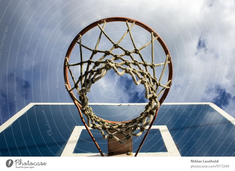 Basketballkorb Freude Sport Sommer Ballsport Himmel Wolken Schönes Wetter Knoten Spielen springen hoch sportlich blau weiß Freizeit & Hobby Korb Netz Schlaufe