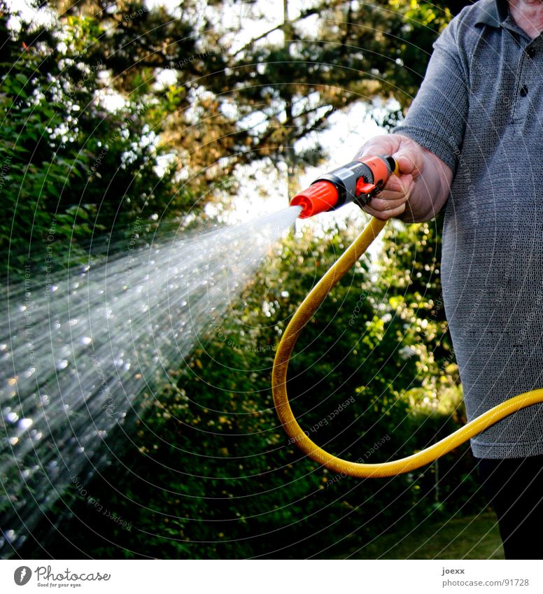 Schlangenbändiger Freizeit & Hobby Garten Gartenarbeit Ruhestand maskulin Mann Erwachsene Senior Arme Hand Bauch 1 Mensch 45-60 Jahre Wasser Wassertropfen