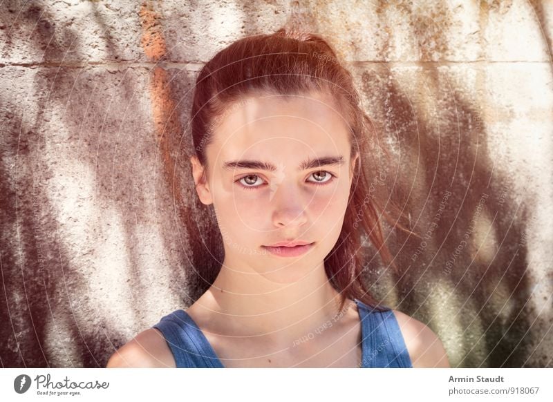 Licht - Schatten - Porträt Lifestyle schön Sommer Mensch feminin Frau Erwachsene Jugendliche Gesicht 13-18 Jahre Kind Schönes Wetter Mauer Wand Blick