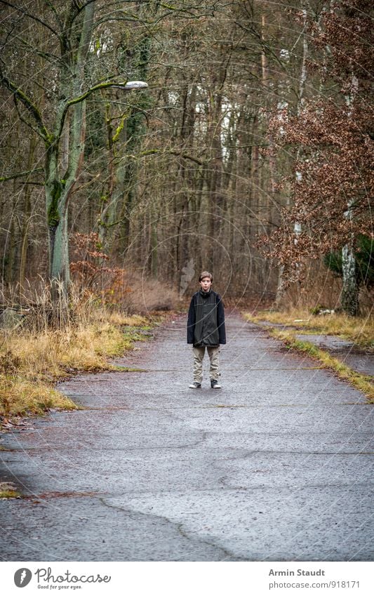 Junge - Straße - Herbst Ausflug Mensch maskulin Jugendliche 1 8-13 Jahre Kind Kindheit Natur Winter Wetter Wald Regenjacke stehen authentisch Ferne Stimmung