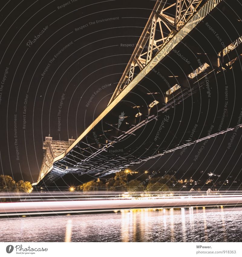 under the brige II Brücke alt Elbe Dresden Langzeitbelichtung Sternenhimmel Lampe Flussufer Streifen Stahlbrücke Verkehrswege Schifffahrt Wellen Farbfoto