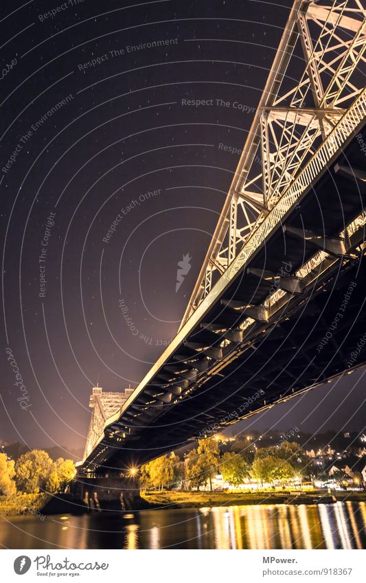 under the brige III Brücke alt Elbe Dresden Langzeitbelichtung Stern Sternenhimmel Lampe Flussufer Streifen Stahlbrücke Verkehrswege Wasserfahrzeug Schifffahrt