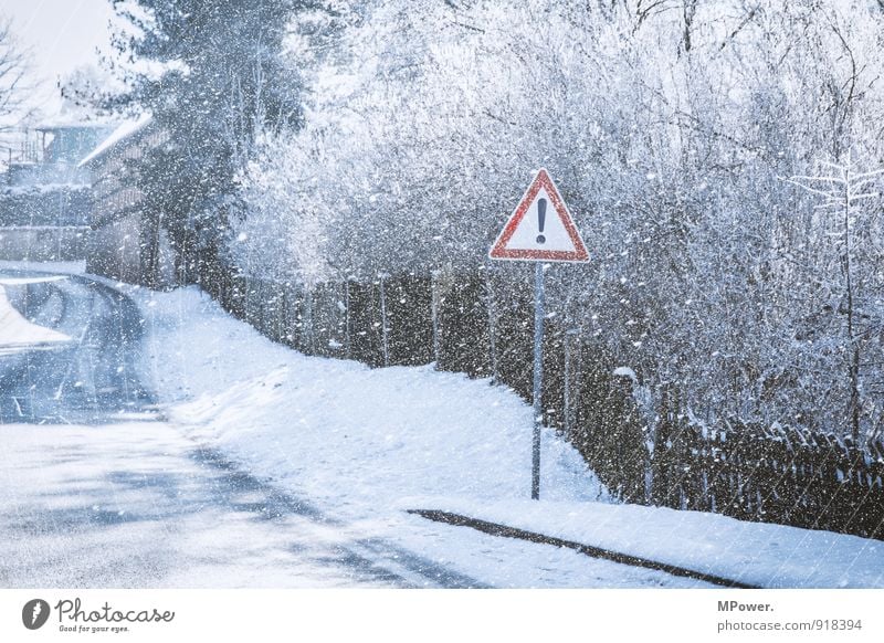 ! Verkehr Verkehrswege Straße Verkehrszeichen Verkehrsschild kalt Hinweisschild Schneefall Zaun Winter Glätte Schneeflocke Schwarzweißfoto Außenaufnahme