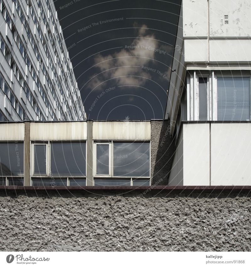 vierschichtig Armutsgrenze Hinterhof Plattenbau Fassade Lichthof Fenster Brandmauer Alexanderplatz Osten Wohnanlage Treppe Astronaut Satellitenantenne Ostzone