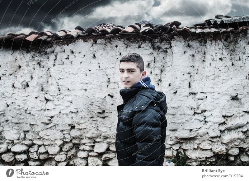 Junge vor weisser Lehmwand Kind Kindheit 1 Mensch 8-13 Jahre Urelemente schlechtes Wetter Mauer Wand Stein Backstein frieren laufen Traurigkeit dunkel